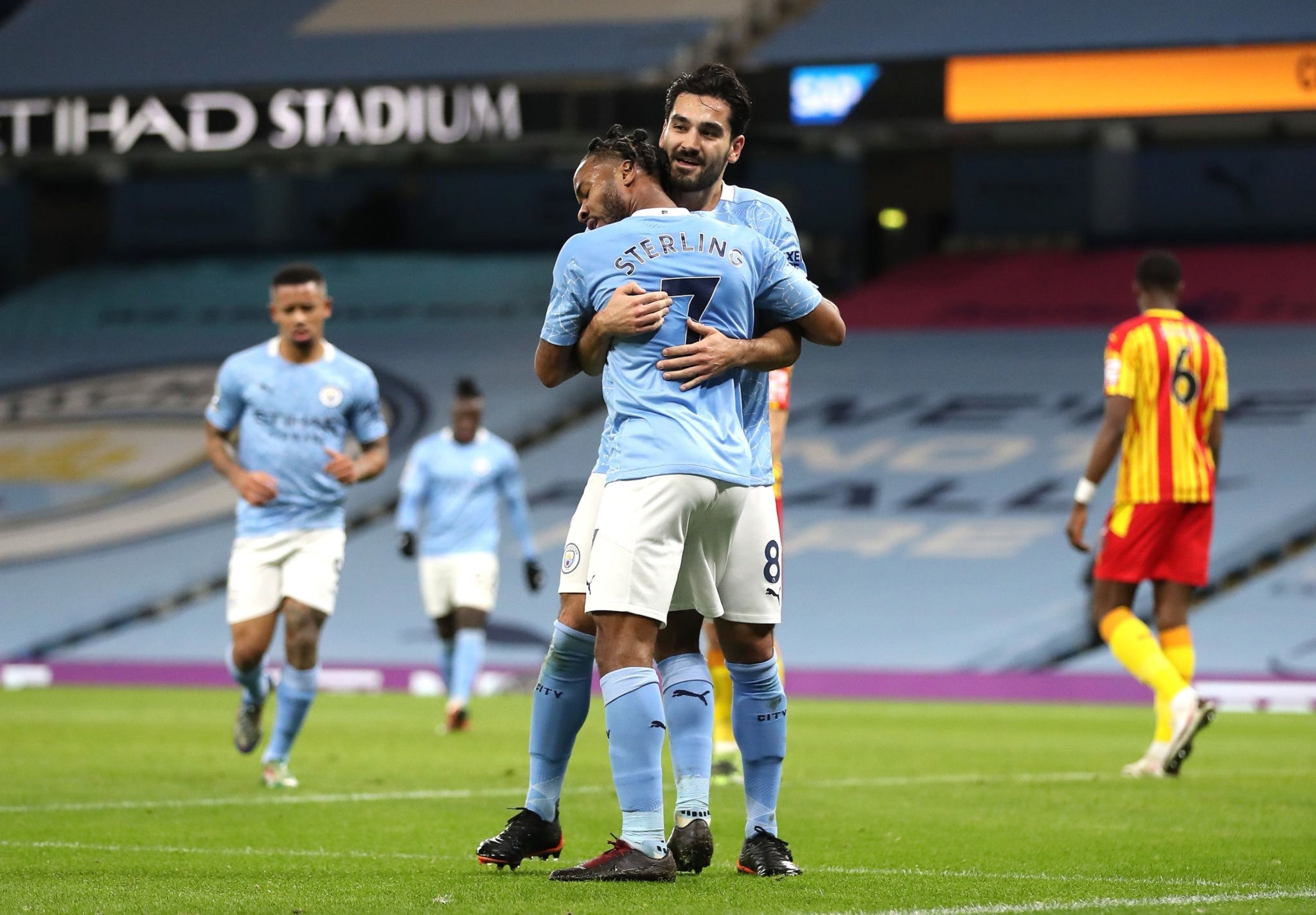 他不仅充当 他不仅充当